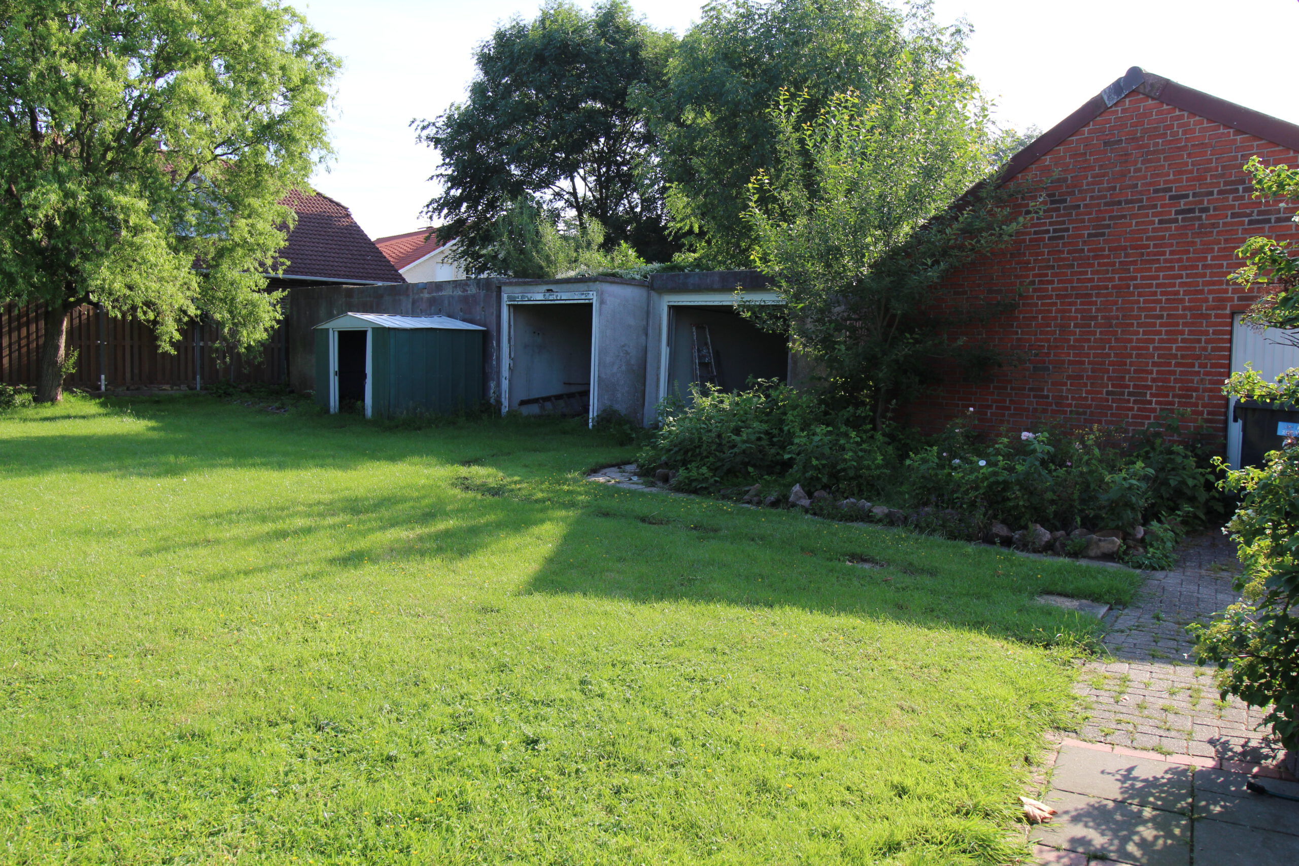 Einfamilienhaus + Gewerbeeinheit im Gewerbegebiet in